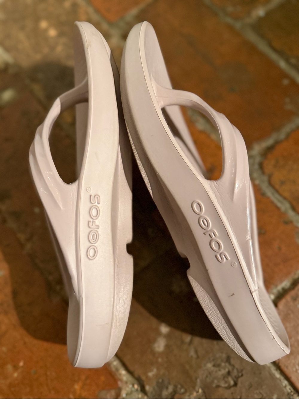 OOFOS OOriginal Recovery Thong Sandals in Blush Pink, Size 7 - Picture 4 of 5